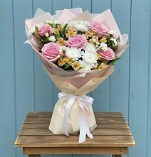 Букет цветов из:  Гвоздики, Орхидеи и Розы в Красном Пахаре