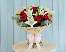 Букет цветов из:  Лилии и Розы в Красном Пахаре