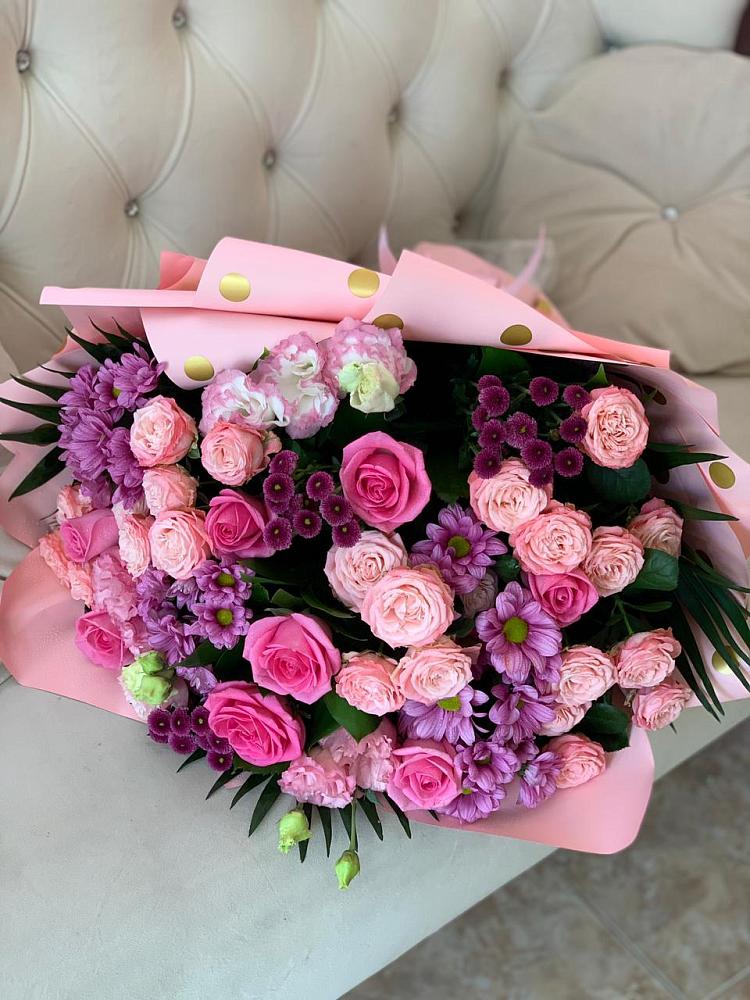 Букет цветов из: Хризантемы, Розы и Лизиантусы в Красном Пахаре