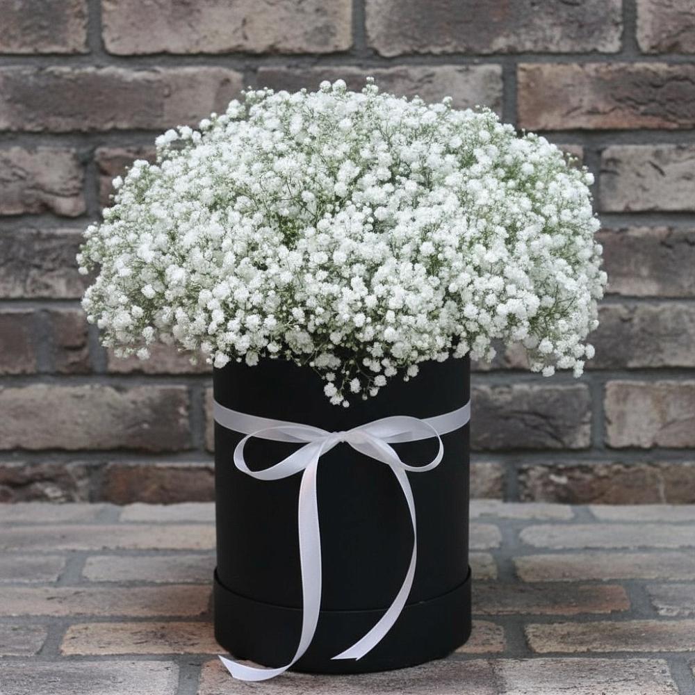 Цветочная композиция из Гипсофила в шляпной коробке в Красном Пахаре