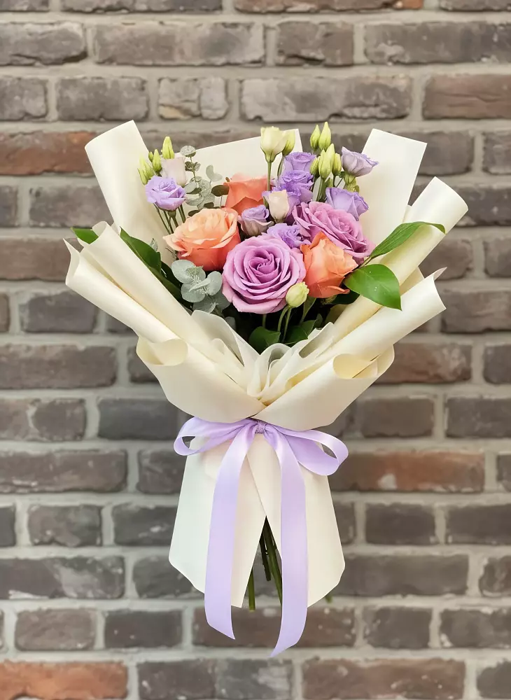 Букет цветов из: Лизиантусы и Розы в Красном Пахаре