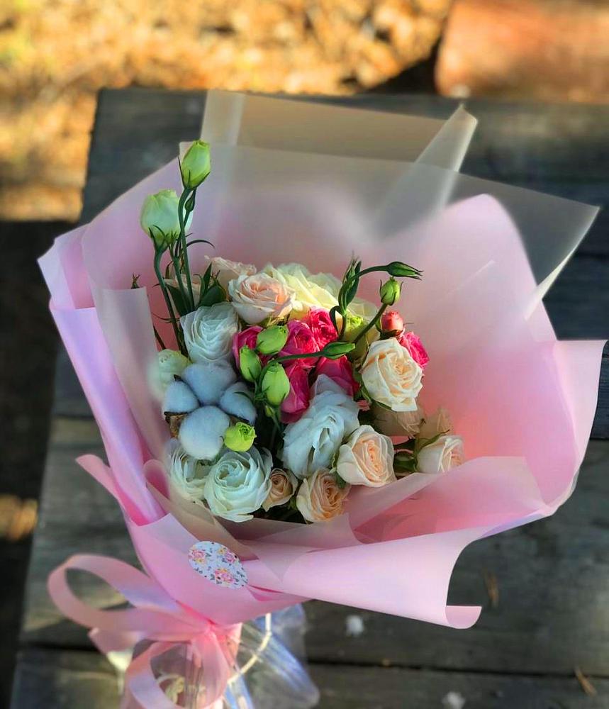 Букет цветов из: Розы и Лизиантусы в Красном Пахаре