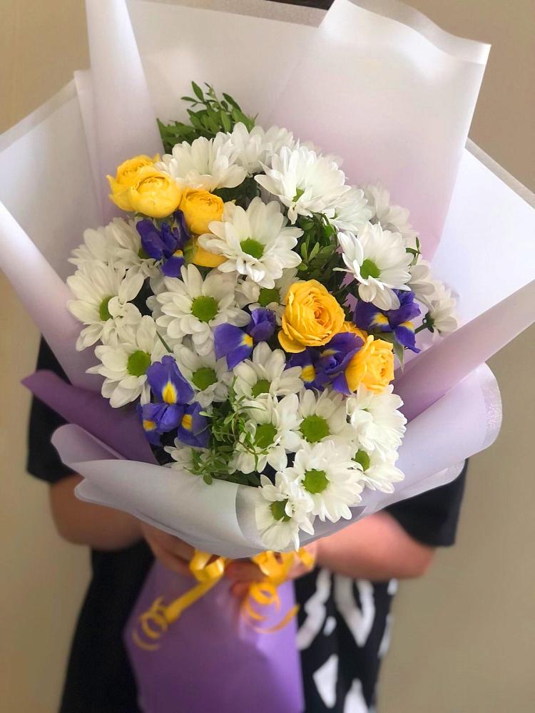 Букет цветов из: Ирисы, Хризантемы и Розы в Красном Пахаре