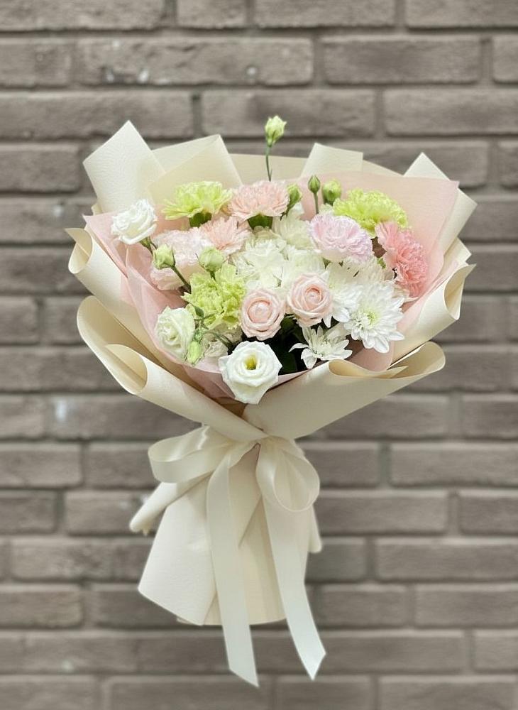 Букет цветов из: Гвоздики, Розы, Лизиантусы и Хризантемы в Красном Пахаре