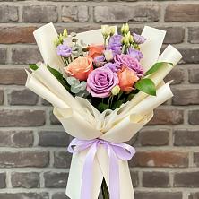 Букет цветов из:  Лизиантусы и Розы в Красном Пахаре