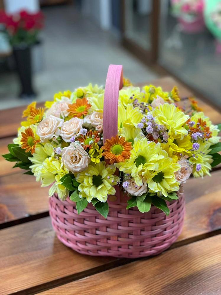 Цветочная композиция из Хризантемы и Розы в корзине в Красном Пахаре