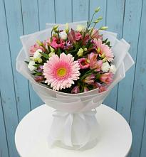 Букет цветов из:  Герберы, Альстромерии и Лизиантусы #REPLACE_PRED# Красном Пахаре