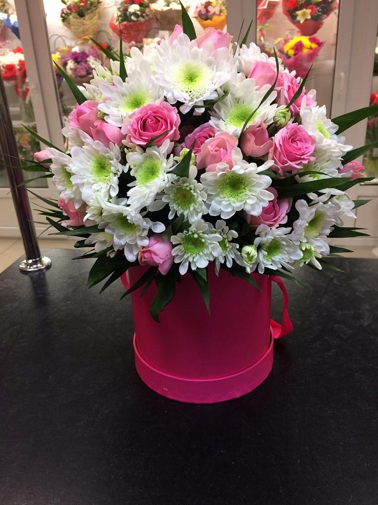 Цветочная композиция из Розы и Хризантемы в шляпной коробке в Красном Пахаре