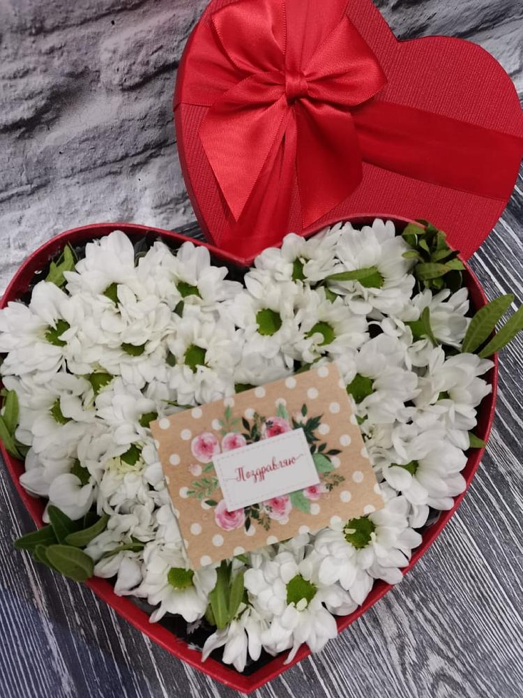 Цветочная композиция из Хризантемы в виде сердца в Красном Пахаре