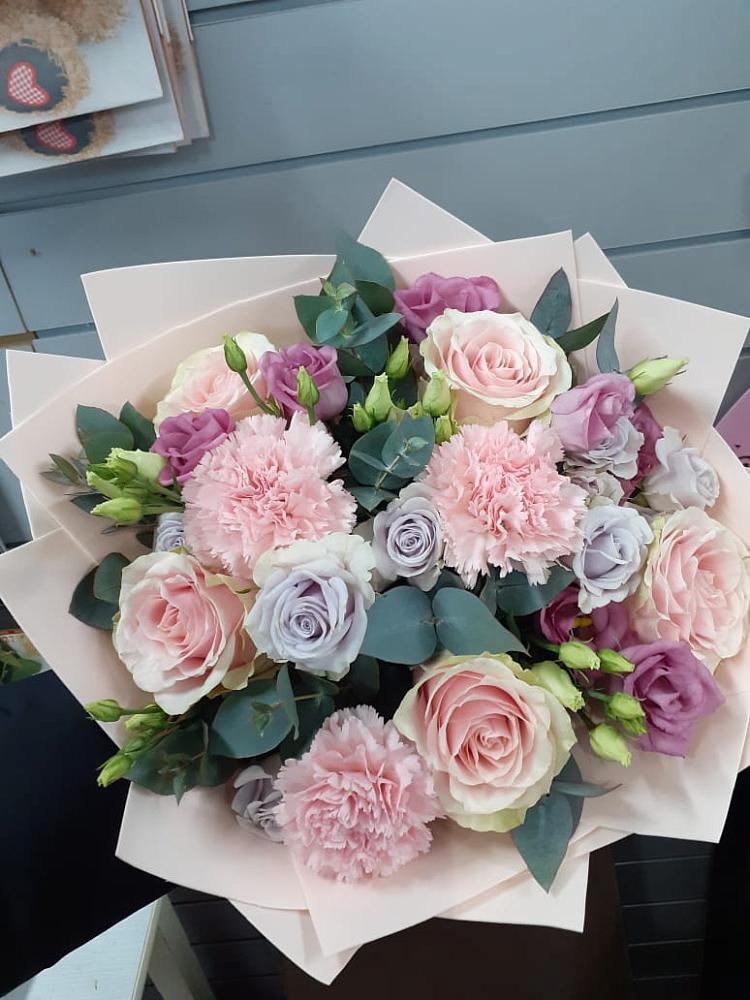 Букет цветов из: Розы, Гвоздики и Лизиантусы в Красном Пахаре