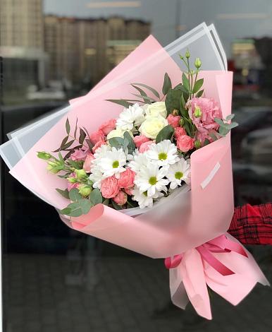 Букет цветов из: Розы, Лизиантусы и Хризантемы в Красном Пахаре