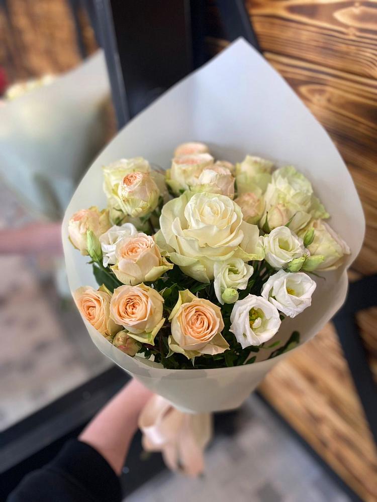 Букет цветов из: Розы и Лизиантусы в Красном Пахаре